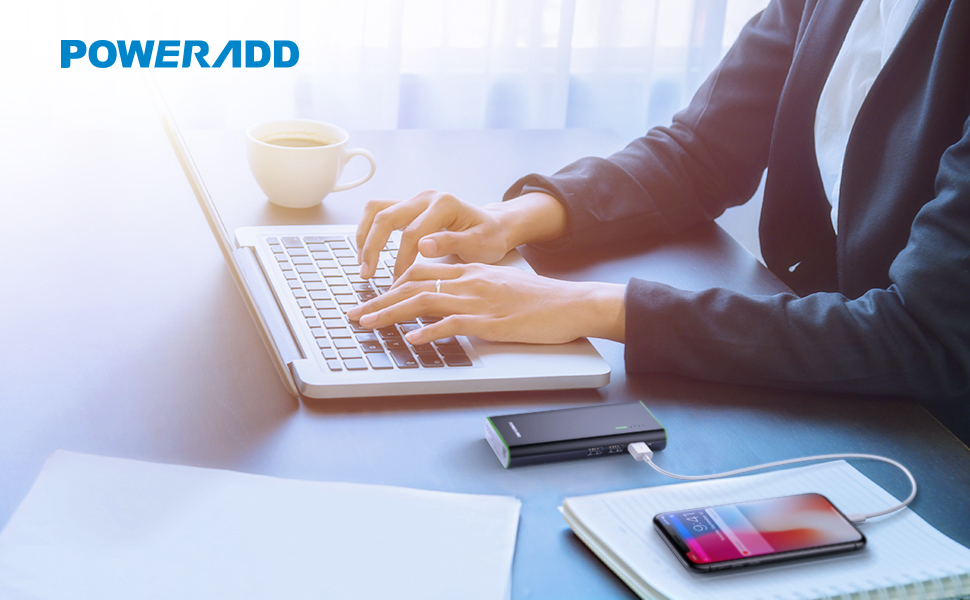 chica escribiendo en el portatil y cargando batería externa con linterna 