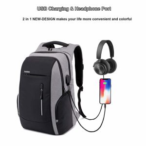 Mochila cargando un móvil y toma con auriculares