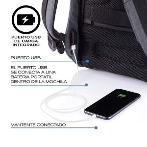 Mochila cargando un móvil con cable USB