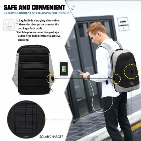 Chico con mochila mirando un móvil