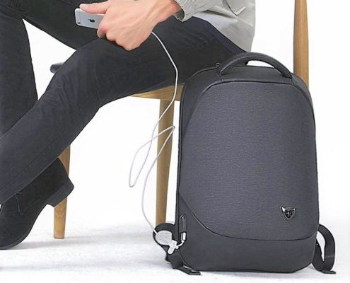 persona sentada con una Mochila Antirrobo color negro