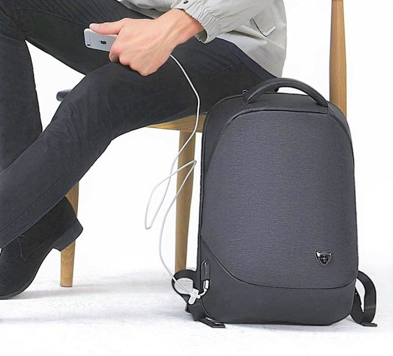 persona sentada con una Mochila Antirrobo color negro