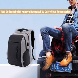 chico sentado con una mochila usb