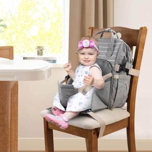 Bebe sentado en una mochila