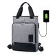 mochila de color gris con usb
