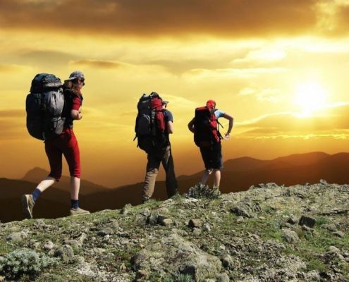 Excursionistas Montaña Puesta De Sol Senderismo