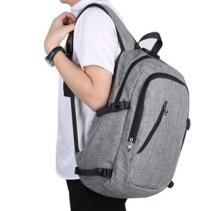 Vista lateral de un joven llevando una mochila con usb de Tus Bolsos y Mochilas. BYM