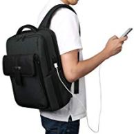 Hombre con Mochila negra con usb