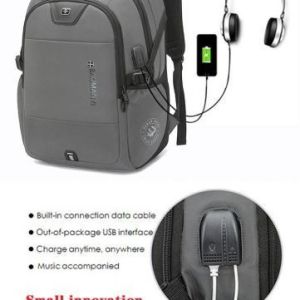 Mochila de color gris con puerto de carga usb y toma de auriculares